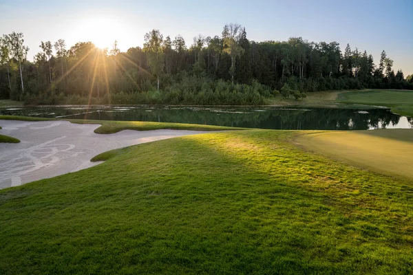 Golfboll Green Fairway Blå Sommarhimlen Bakgrunden Royaltyfria Stockfoton