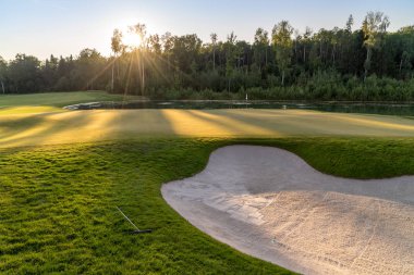 Golf topu üzerinde yeşil çimen mavi yaz sky içinde belgili tanımlık geçmiş