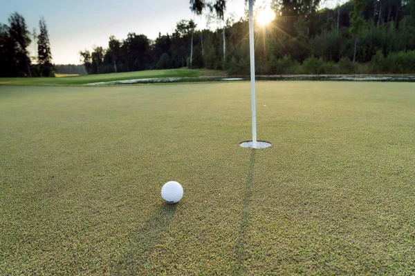 Golfball Auf Grünem Fairway Blauer Sommerhimmel Hintergrund — Stockfoto