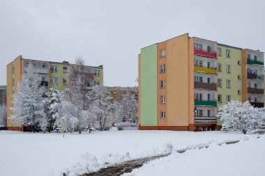 Şehir, kar peri masalı, kar siklon, ağaçlar ve karda araba, Avrupa'nın kış kış