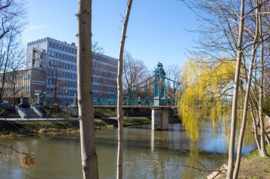 Opole/Polonya-04-01-2019: Oder nehrinde baharda severler Köprüsü. Editoryal görüntü