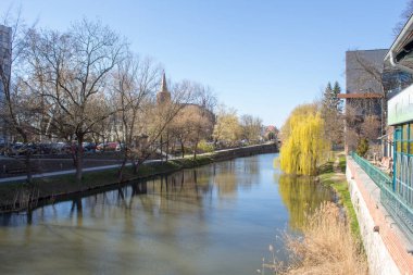 Opole, Polonya - 01 Nisan 2019: Nehir Oder görünümü Meydanı'nda Opole Şehir Merkezi yakınındaki Market Opole Venedik da bilinir. Editoryal görüntü