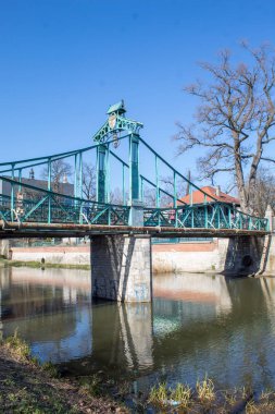 Opole/Polonya-04-01-2019: Oder nehrinde baharda severler Köprüsü. Editoryal görüntü