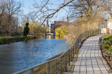 Güneşli bir günde Oder Nehri bahar dolgu, Polonya