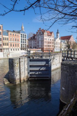 Opole, Polonya - 01 Nisan 2019: Nehir Oder görünümü Meydanı'nda Opole Şehir Merkezi yakınındaki Market Opole Venedik da bilinir. Editoryal görüntü