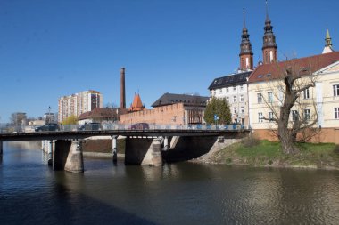 Opole, Polonya - 01 Nisan 2019: Nehir Oder görünümü Meydanı'nda Opole Şehir Merkezi yakınındaki Market Opole Venedik da bilinir. Editoryal görüntü