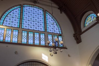 Opole, Polonya - 01 Nisan 2019: İç tren istasyonuna. Yazı işleri