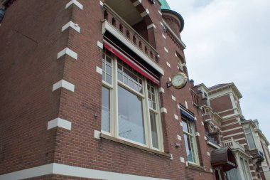 Amsterdam/Hollanda, Nisan 06, 2019: otantik Amsterdam sokakları. Sokaklardaki kasaba halkının ve turistlerin mimarisi, taşınması ve karmaşasından.