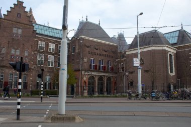 Amsterdam/Hollanda, Nisan 06, 2019: otantik Amsterdam sokakları. Sokaklardaki kasaba halkının ve turistlerin mimarisi, taşınması ve karmaşasından.