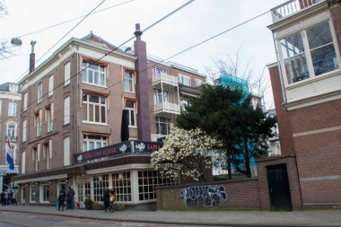 Amsterdam/Hollanda, Nisan 06, 2019: otantik Amsterdam sokakları. Sokaklardaki kasaba halkının ve turistlerin mimarisi, taşınması ve karmaşasından.
