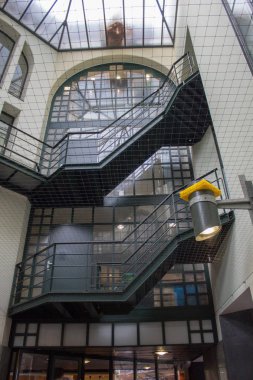 Amsterdam/Hollanda, Nisan 06, 2019: otantik Amsterdam sokakları. Sokaklardaki kasaba halkının ve turistlerin mimarisi, taşınması ve karmaşasından.