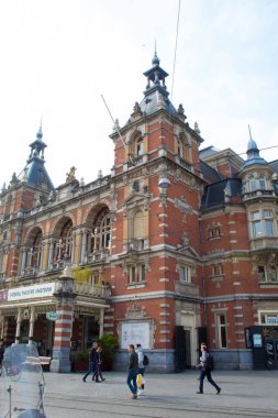 Amsterdam/Hollanda, Nisan 06, 2019: otantik Amsterdam sokakları. Sokaklardaki kasaba halkının ve turistlerin mimarisi, taşınması ve karmaşasından.