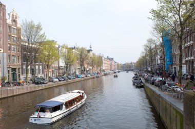 Amsterdam/Hollanda, 06 Nisan 2019: Amsterdam 'da çok sayıda kanal boyunca eski sokaklar. Nehir taşımacılığı ve bisikletler