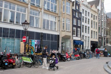 Amsterdam/Hollanda, Nisan 06, 2019: otantik Amsterdam sokakları. Sokaklardaki kasaba halkının ve turistlerin mimarisi, taşınması ve karmaşasından.