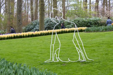 Keukenhof, Hollanda 06.04.2019: Çiçek açan renkli çiçek yatakları tüm bahçe parkını kapsıyor. Lale tarlaları ve kiraz çiçekleri bu botanik harikalar turistler için popüler bir yer yapmak.