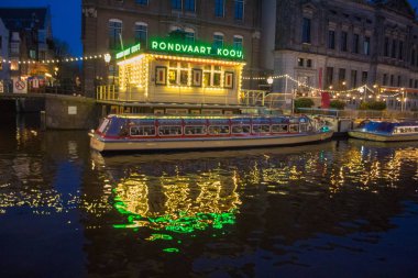 Amsterdam/Hollanda, 06 Nisan 2019: Amsterdam'ın gece sokakları ve gece elemekanalları