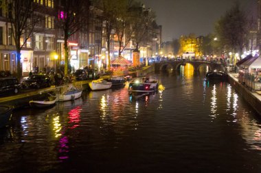 Amsterdam/Hollanda, 06 Nisan 2019: Amsterdam'ın gece sokakları ve gece elemekanalları