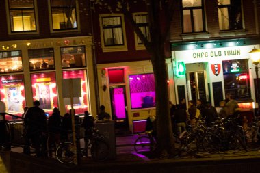 Amsterdam/Hollanda, 06 Nisan 2019: Amsterdam'ın gece sokakları ve gece elemekanalları