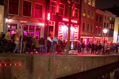 Amsterdam/Hollanda, 06 Nisan 2019: Amsterdam'ın gece sokakları ve gece elemekanalları
