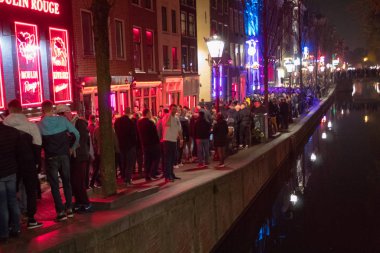 Amsterdam/Hollanda, 06 Nisan 2019: Amsterdam'ın gece sokakları ve gece elemekanalları