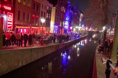 Amsterdam/Hollanda, 06 Nisan 2019: Amsterdam'ın gece sokakları ve gece elemekanalları