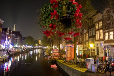 Amsterdam/Hollanda, 06 Nisan 2019: Amsterdam'ın gece sokakları ve gece elemekanalları