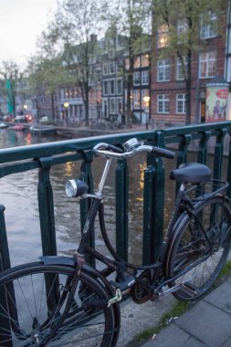 Amsterdam kanallarında romantik bir akşam