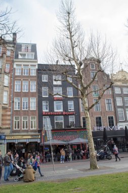 Amsterdam/Hollanda, 06 Nisan 2019: Amsterdam sokaklarında yürüyün. Kanallar, laleler, bisikletler, tekneler.