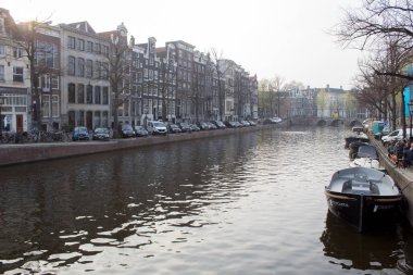 Amsterdam/Hollanda, 06 Nisan 2019: Amsterdam sokaklarında yürüyün. Kanallar, laleler, bisikletler, tekneler.