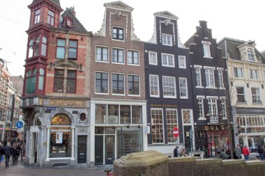 Amsterdam/Hollanda, 06 Nisan 2019: Amsterdam sokaklarında yürüyün. Kanallar, laleler, bisikletler, tekneler.