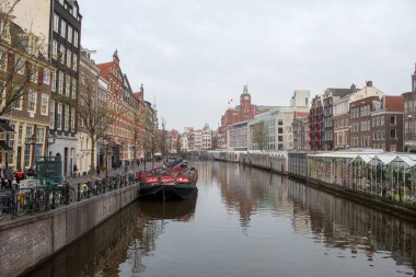 Amsterdam/Hollanda, 06 Nisan 2019: Amsterdam sokaklarında yürüyün. Kanallar, laleler, bisikletler, tekneler.