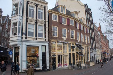 Amsterdam/Hollanda, 06 Nisan 2019: Baharda Amsterdam'ın akşam sokakları, Hollanda