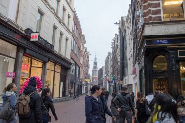 Amsterdam/Hollanda, 06 Nisan 2019: Baharda Amsterdam'ın akşam sokakları, Hollanda