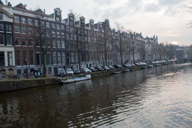 Amsterdam/Hollanda, 06 Nisan 2019: Baharda Amsterdam'ın akşam sokakları, Hollanda