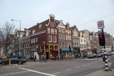 Amsterdam/Hollanda, 06 Nisan 2019: Baharda Amsterdam'ın akşam sokakları, Hollanda