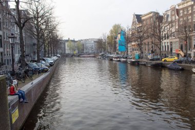 Amsterdam/Hollanda, 06 Nisan 2019: Baharda Amsterdam'ın akşam sokakları, Hollanda