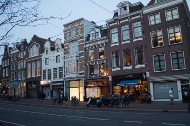 Amsterdam/Hollanda, 06 Nisan 2019: Baharda Amsterdam'ın akşam sokakları, Hollanda
