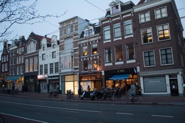 Amsterdam/Hollanda, 06 Nisan 2019: Baharda Amsterdam'ın akşam sokakları, Hollanda