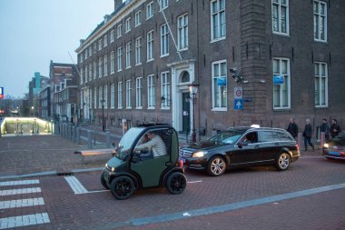 Amsterdam/Hollanda, 06 Nisan 2019: Baharda Amsterdam'ın akşam sokakları, Hollanda