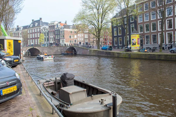 アムステルダム オランダ 2019年4月06日 アムステルダムの街を歩きます チューリップ 自転車 ボート — ストック写真