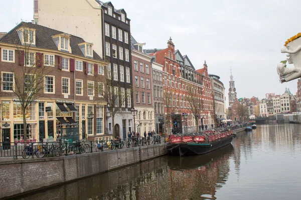 Amsterdam Holandia Kwietnia 2019 Spacer Ulicach Amsterdamu Kanały Tulipany Rowery — Zdjęcie stockowe