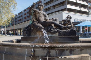 Drezden / Almanya - 20 Nisan 2019: Paskalya tatilinde Saksonya'nın başkenti sokakları, mimari ve tarihi anıtlar