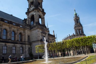 Dresden, Almanya - 20 Nisan 2019: Güzel restore edilmiş Barok mimarisiyle Dresden şehir manzarası, eski şehir merkezi.