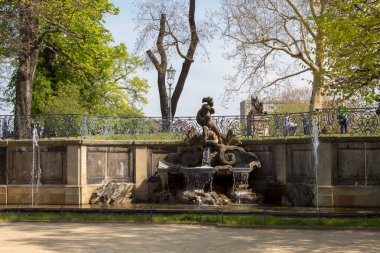 Dresden, Almanya - 20 Nisan 2019: Alman şehrinin sokaklarında barok çeşmeler.