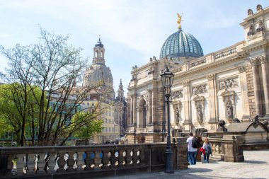 Dresden, Almanya - 20 Nisan 2019: Barok mimari restore edildi. Görkemli ve görkemli şehir sokakları, turistler ve Paskalya tatilinde ulaşım.