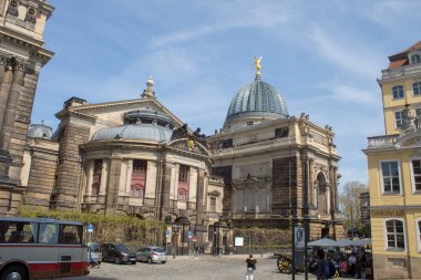 Dresden, Almanya - 20 Nisan 2019: Barok mimari restore edildi. Görkemli ve görkemli şehir sokakları, turistler ve Paskalya tatilinde ulaşım.