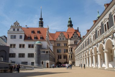 Dresden, Almanya - 20 Nisan 2019: Barok mimari restore edildi. Görkemli ve görkemli şehir sokakları, turistler ve Paskalya tatilinde ulaşım.
