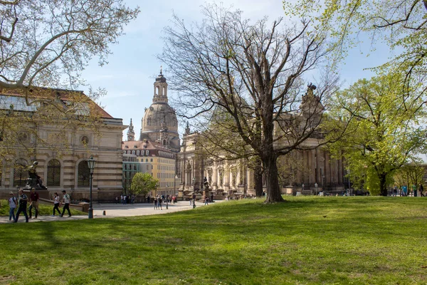 Dresden, deutschland - 20. April 2019: restaurierte barocke architektur. pompöse und majestätische Stadtstraßen, Touristen und Transport zu Ostern. — Stockfoto