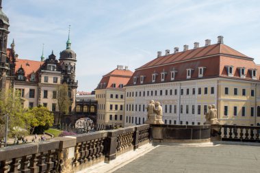 Dresden, Almanya - 20 Nisan 2019: Barok mimari restore edildi. Görkemli ve görkemli şehir sokakları, turistler ve Paskalya tatilinde ulaşım.