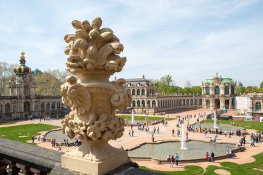 Dresden, Almanya - 20 Nisan 2019: Barok tarzda saray kompleksi Zwinger. Paskalya 2019'da çeşmeler, mimari ve turistler. 